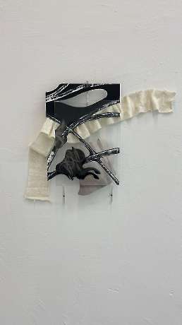 when the white night is talking backwards, 2025, Acryl auf Papier, Fotografie & Baumwollstoff auf Acrylglas, 26,2 x 41 cm